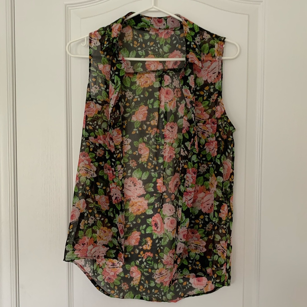 flowy sleeveless button-up💐💐💐